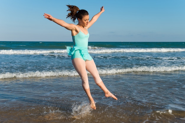 Dancing della ragazza dell&#39;adolescente all&#39;aperto