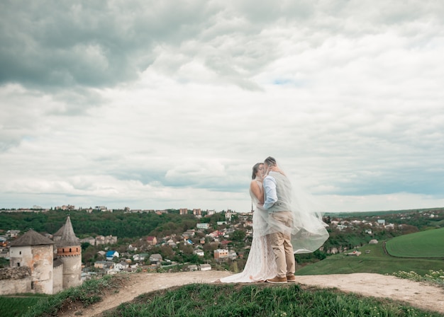 Dancing della sposa e dello sposo delle persone appena sposate felici del ritratto alla moda