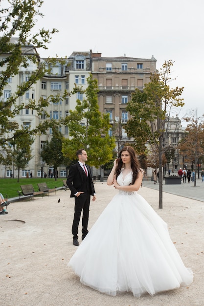 Dancing dello sposo e della sposa nella via della vecchia città.