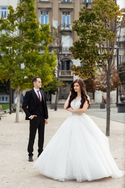 Dancing dello sposo e della sposa nella via della vecchia città.