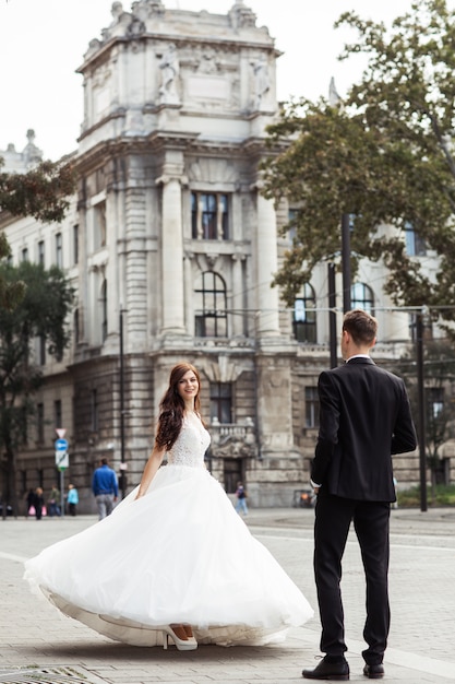 Dancing dello sposo e della sposa nella via della vecchia città.