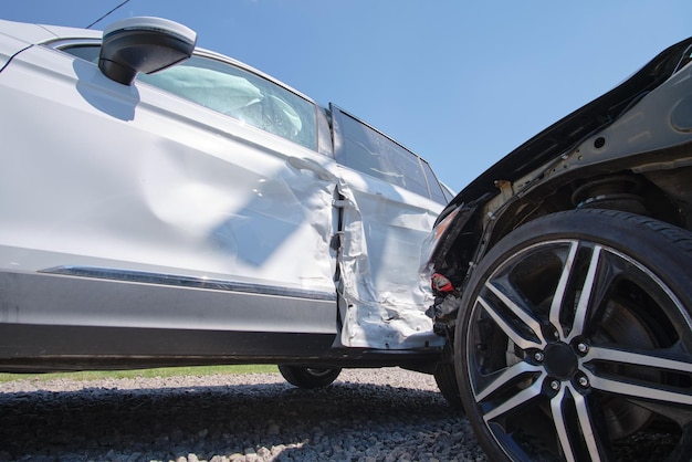 Danneggiato in veicoli pesanti per incidenti stradali dopo la collisione sul luogo dell'incidente stradale della città Concetto di sicurezza e assicurazione stradale