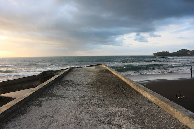 danni agli edifici della costa a causa dello tsunami