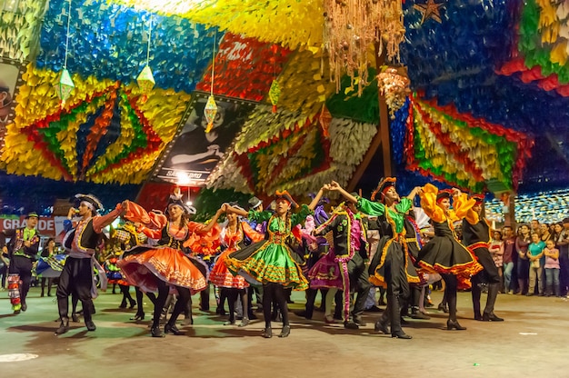 Danza di piazza esibendosi alla festa di san giovanni campina grande paraiba brasile