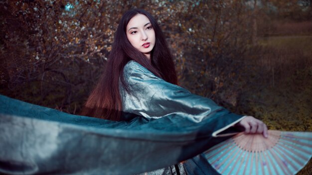 Danza giovane donna in kimono, costume asiatico