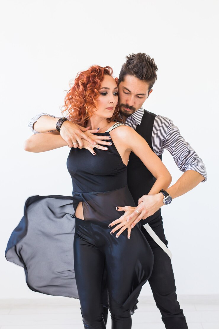 Danza sociale, salsa, zouk, tango, concetto di kizomba - belle coppie che ballano bachata su bianco