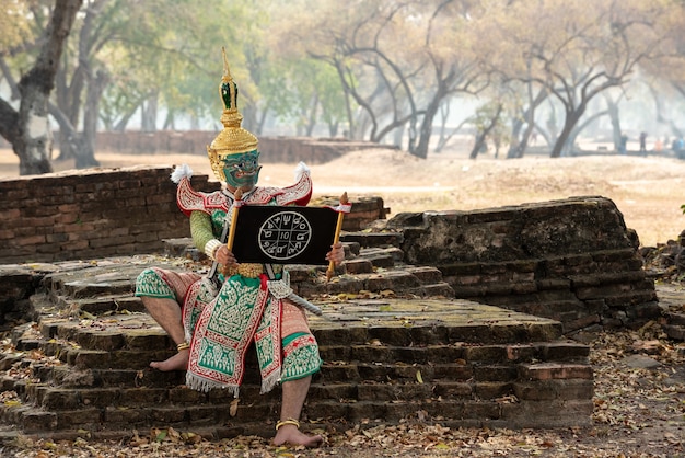 Danza thailandese nella maschera tradizionale Ramayana