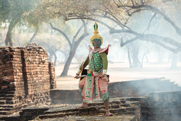 Danza thailandese nella maschera tradizionale Ramayana