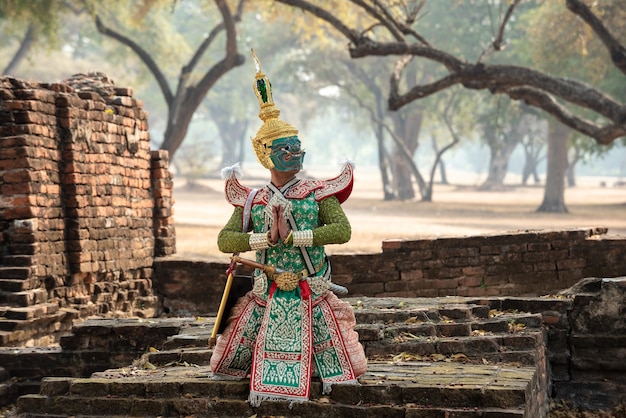 Danza thailandese nella maschera tradizionale Ramayana