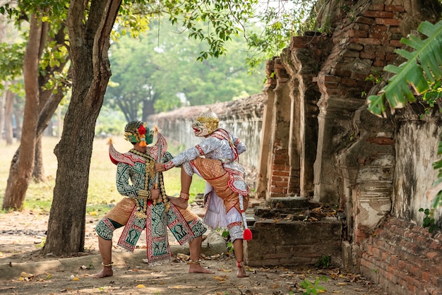 Danza thailandese nella maschera tradizionale Ramayana