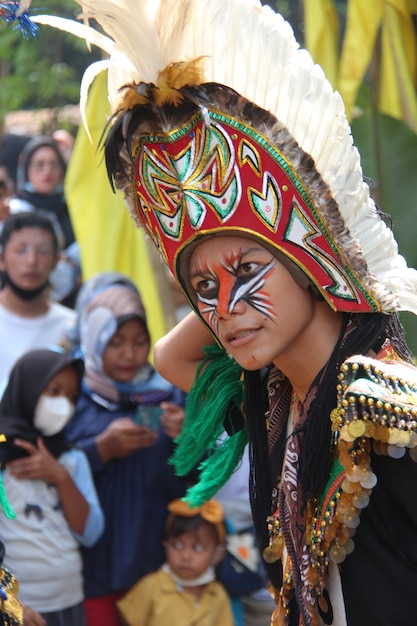 Danza tradizionale giavanese con maschera di piume topeng