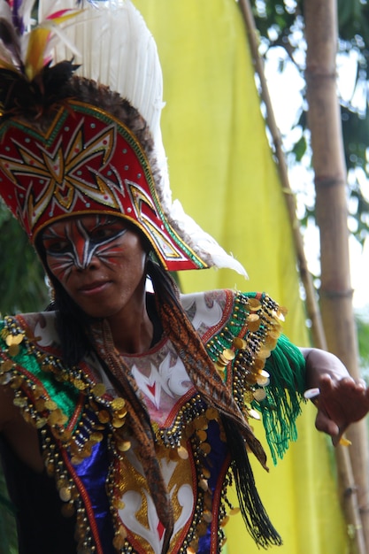 Danza tradizionale giavanese con maschera di piume topeng