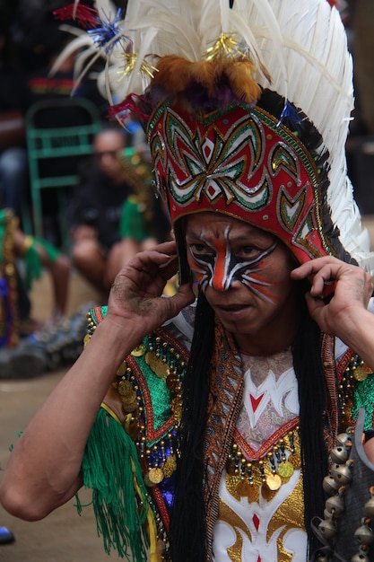 Danza tradizionale giavanese con maschera di piume topeng