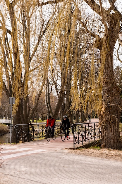 Danzica Polonia Maggio 2022 La gente va in bicicletta nel parco Ricreazione sportiva in bicicletta Le persone che camminano lentamente si rilassano al mattino all'aria aperta