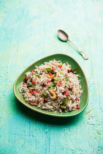 Dapde Pohe è una colazione tipica del Maharashtrian, fatta con una sottile varietà di poha e cocco fresco con peperoncino, arachidi e noci. servito in una ciotola o piatto. messa a fuoco selettiva