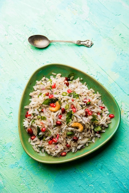 Dapde Pohe è una colazione tipica del Maharashtrian, fatta con una sottile varietà di poha e cocco fresco con peperoncino, arachidi e noci. servito in una ciotola o piatto. messa a fuoco selettiva