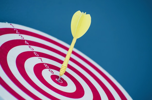 Dardo di destinazione pin sul centro di 10 punti Dartboard Concetto di marketing.