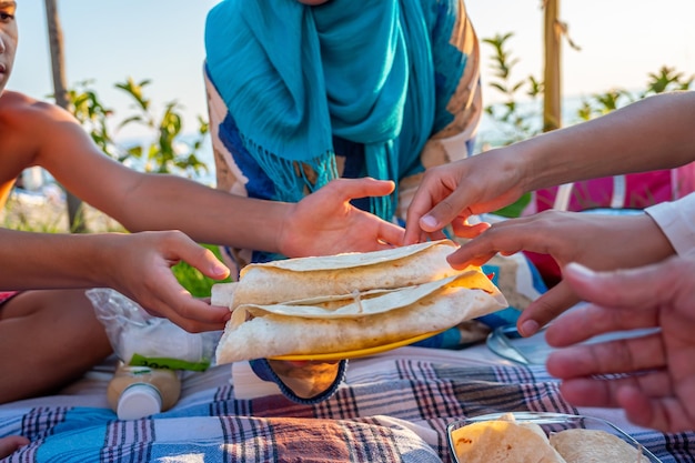 Dare cibo a tutti nel picnic