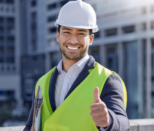 Dare credito dove è dovuto. Colpo di un giovane uomo d'affari che lavora in un cantiere edile che dà i pollici in su.