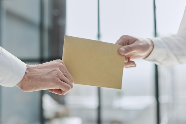 Dare soldi a qualcuno in busta per scopi di corruzione