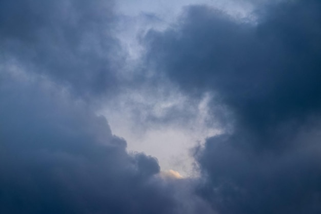 Dark drammatico cielo tempestoso Pericolo durante un uragano