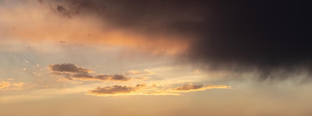 Dark storm cloud in un cielo drammatico durante il tramonto