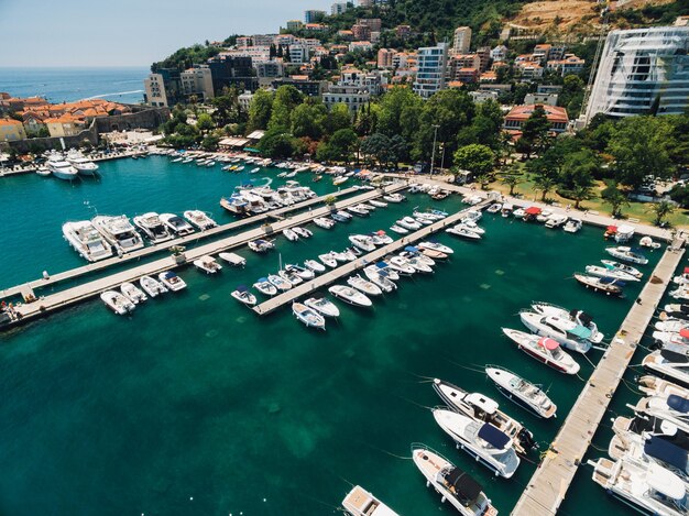 Darsena per barche e porto per yacht a budva montenegro foto aerea dal drone