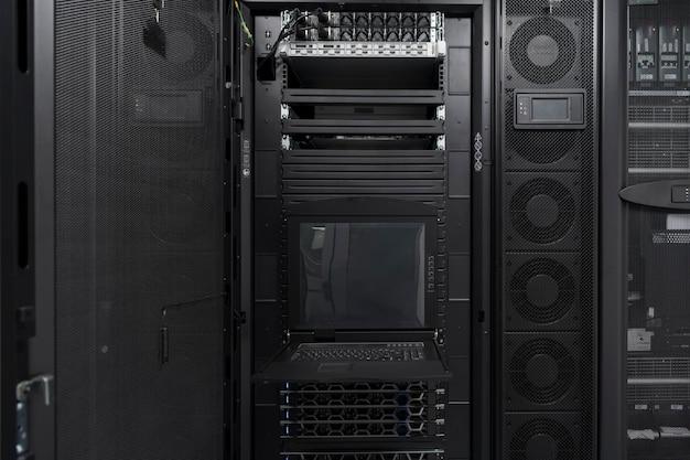 Data Center con più file di rack di server completamente operativi. Telecomunicazioni moderne, cloud computing, intelligenza artificiale, database, concetto di tecnologia dei supercomputer. Foto di alta qualità