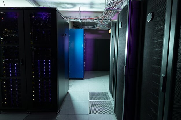 Data center con più file di server rack completamente operativi. moderno concetto di tecnologia del cloud computing.