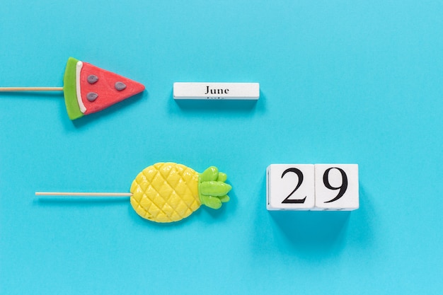 data del calendario 29 giugno e frutta estiva caramelle ananas, lecca lecca cocomero.