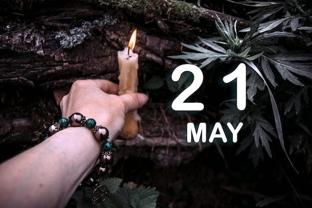 Data del calendario sullo sfondo di un rituale spirituale esoterico Il 21 maggio è il ventunesimo giorno del mese