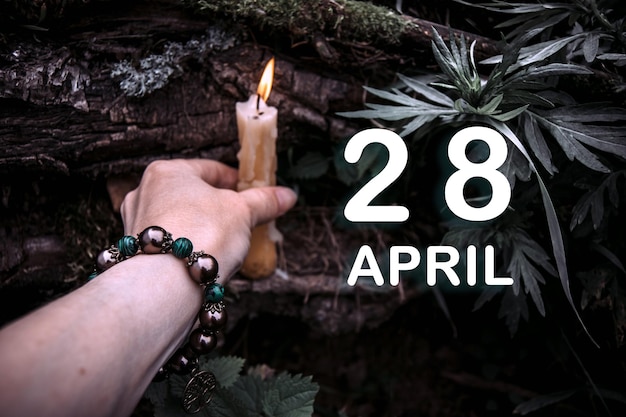 Data del calendario sullo sfondo di un rituale spirituale esoterico Il 28 aprile è il ventottesimo giorno del mese