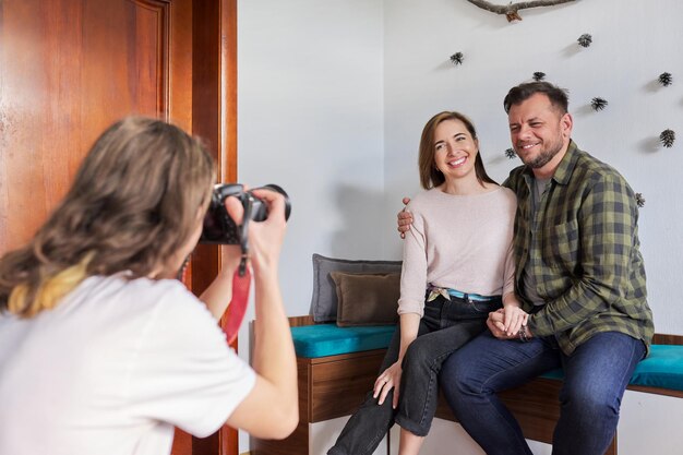 Data di vacanza in famiglia felice coppia di mezza età che abbraccia in posa guardando nella fotocamera