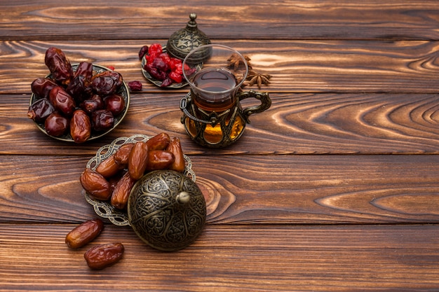 Data frutta sul piatto con un bicchiere di tè nero