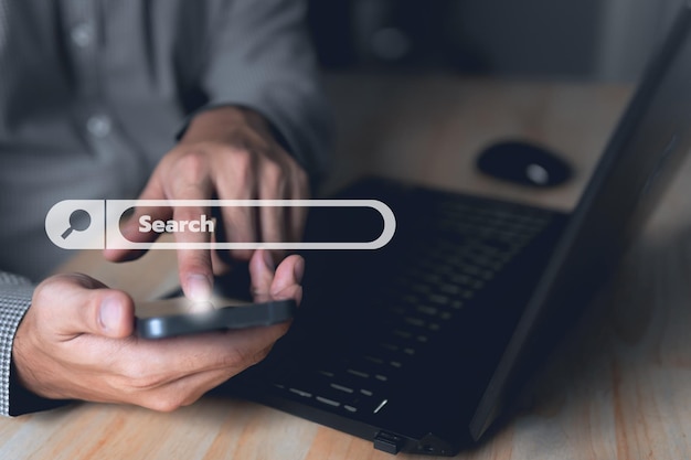 Data Search Technology Search Engine Optimization Le mani dell'uomo stanno usando una tastiera di computer per cercare informazioni Utilizzando Search Console con il tuo sito web