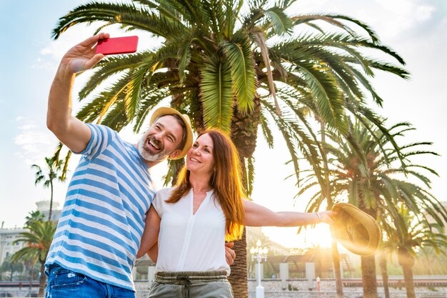 Datazione adulta delle coppie e prendendo un selfie a Barcellona al tramonto