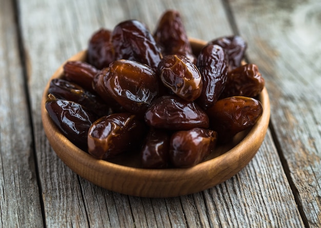 Date arabe fresche in ciotola