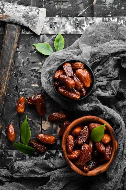 Date Deliziose date turche dolci su sfondo di pietra nera Vista dall'alto Spazio libero per il testo