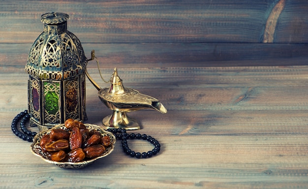 Date, lanterna araba e rosario. Concetto di feste islamiche. Decorazione del Ramadan