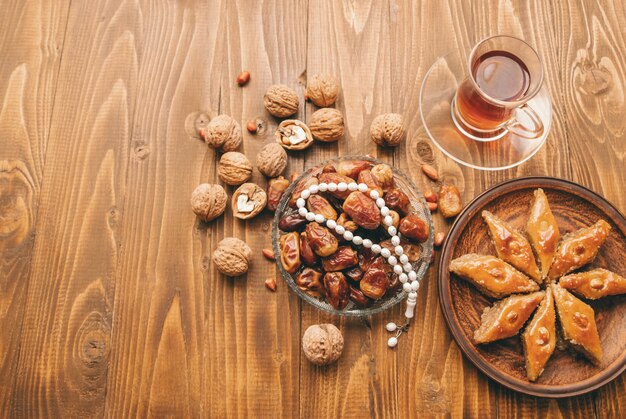 Date, rosari e baklava Ramadan. Messa a fuoco selettiva