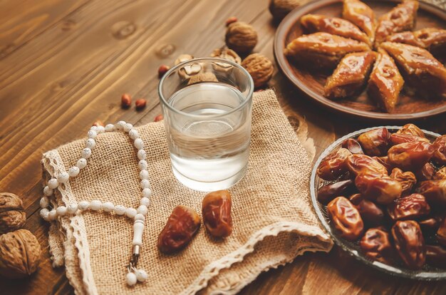 Date, rosari e baklava Ramadan. Messa a fuoco selettiva