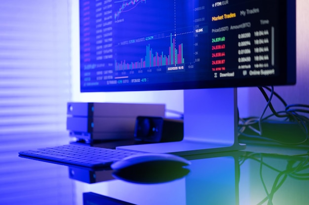 Dati del mercato del trading di criptovalute visualizzati sul monitor del computer