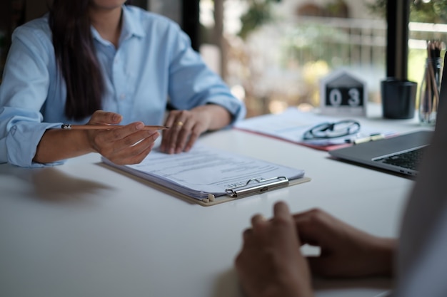 Datore di lavoro che esamina un buon curriculum di candidati qualificati preparati. Responsabile delle risorse umane che prende la decisione di assunzione. Concetto di intervista.