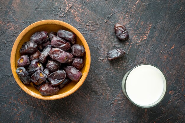 Datteri dolci e latte secchi. Cibo durante il Ramadan.