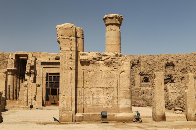 Davanti al tempio di Edfu a Edfu in Egitto