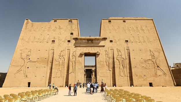 Davanti al tempio di Edfu a Edfu in Egitto
