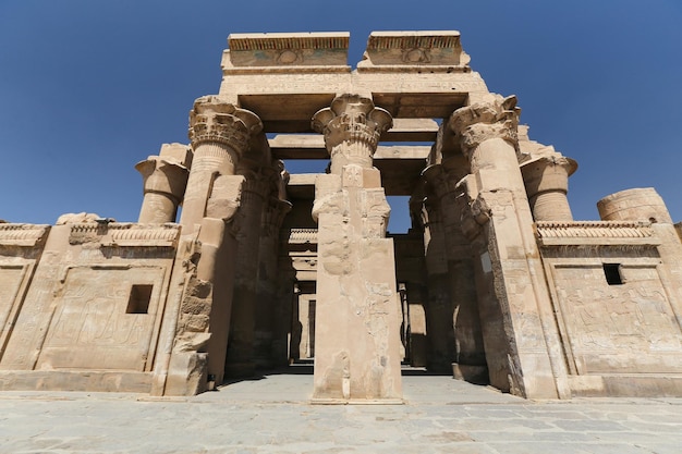 Davanti al tempio di Kom Ombo ad Assuan in Egitto