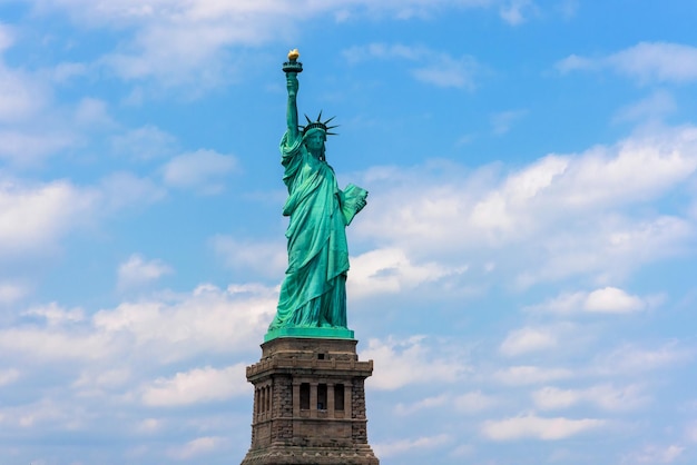 Davanti alla Statua della Libertà a New York City Luogo famoso d'America