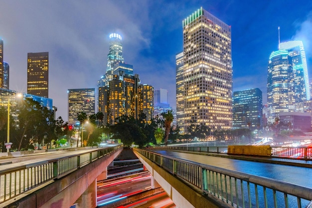 Dawnning Urban Energy 4K Immagine del centro di Los Angeles e del traffico mattutino all'alba