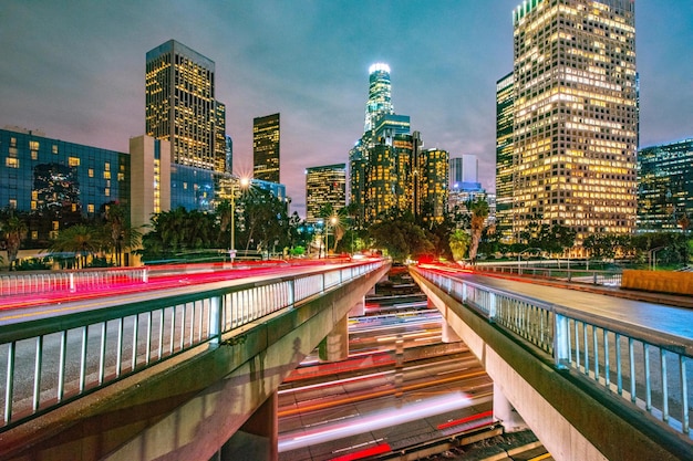 Dawnning Urban Energy 4K Immagine del centro di Los Angeles e del traffico mattutino all'alba